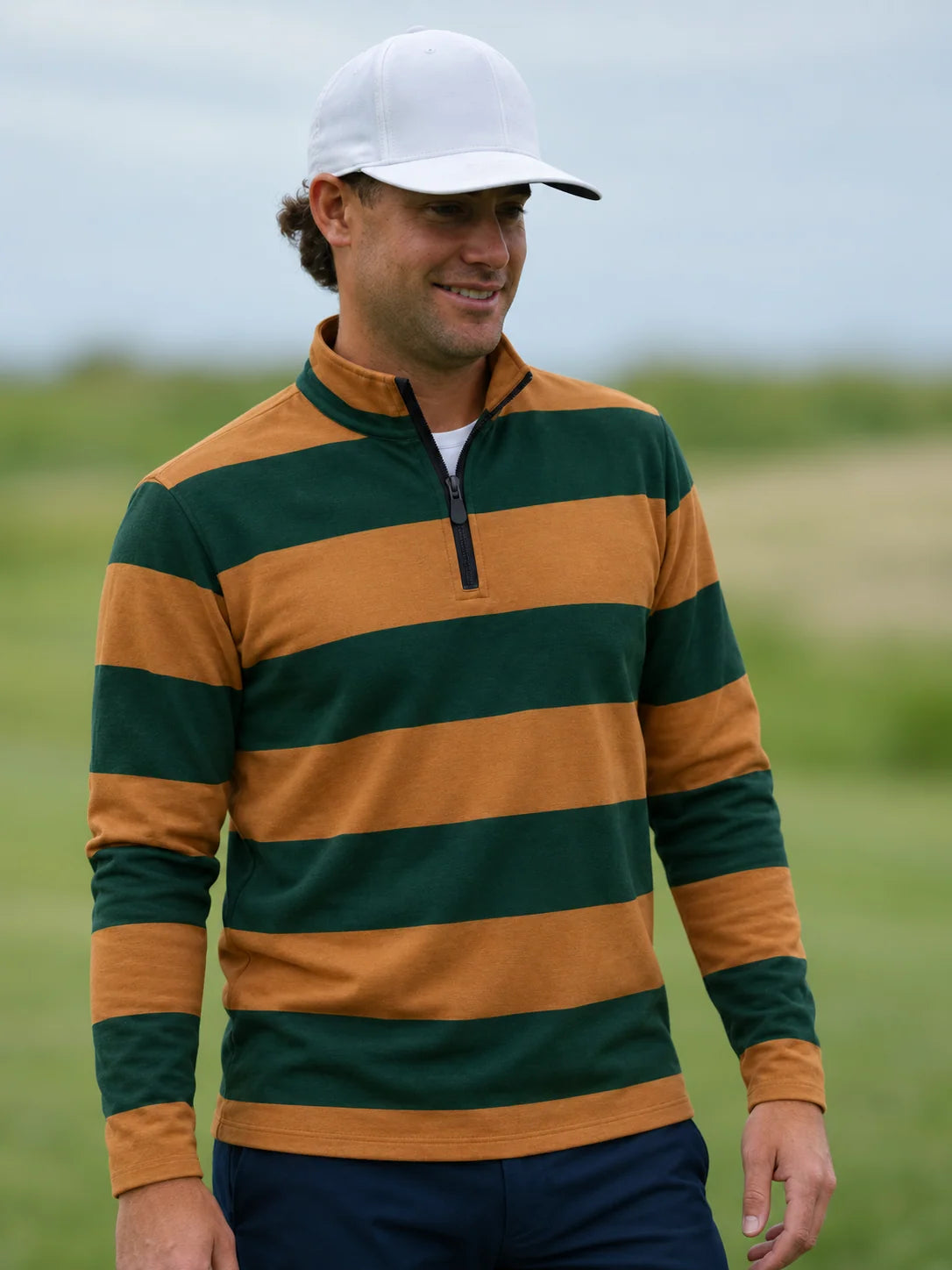 Golf-Pullover mit Rugby-Streifen in Kieferngrün und Senfgelb und Viertelreißverschluss aus Funktionsmaterial