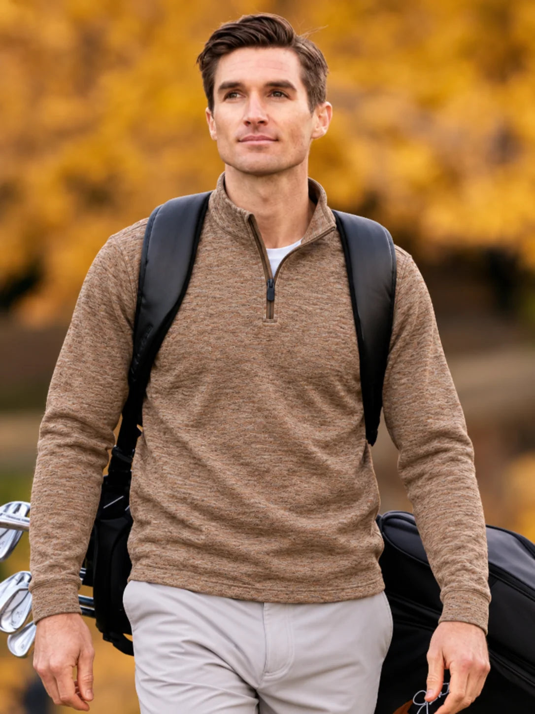 Camelbrauner Golf-Pullover aus strukturiertem Melange-Strick mit Viertelreißverschluss