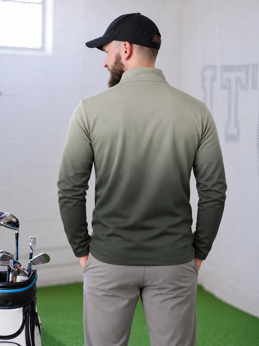 Golfpullover in Salbeigrün mit Ombre-Farbverlauf und Viertelreißverschluss
