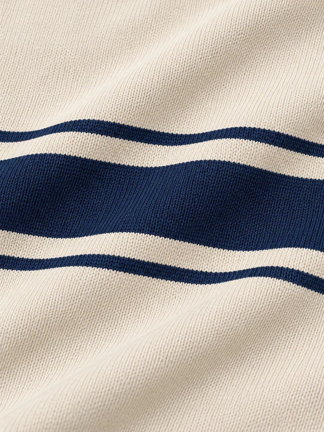 Golfpullover mit Viertelreißverschluss und marineblauem Bruststreifen auf elfenbeinfarbenem Grund, aus Funktionsmaterial