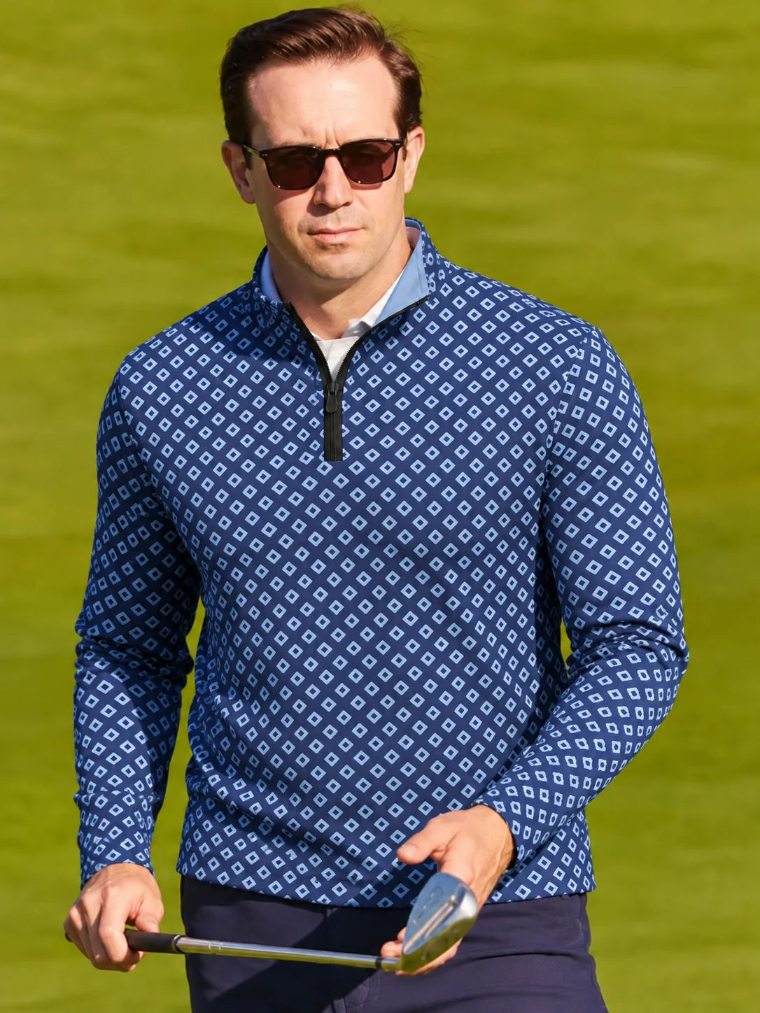 Navyblauer Performance-Pullover mit Rautenmuster und kurzem Reißverschluss