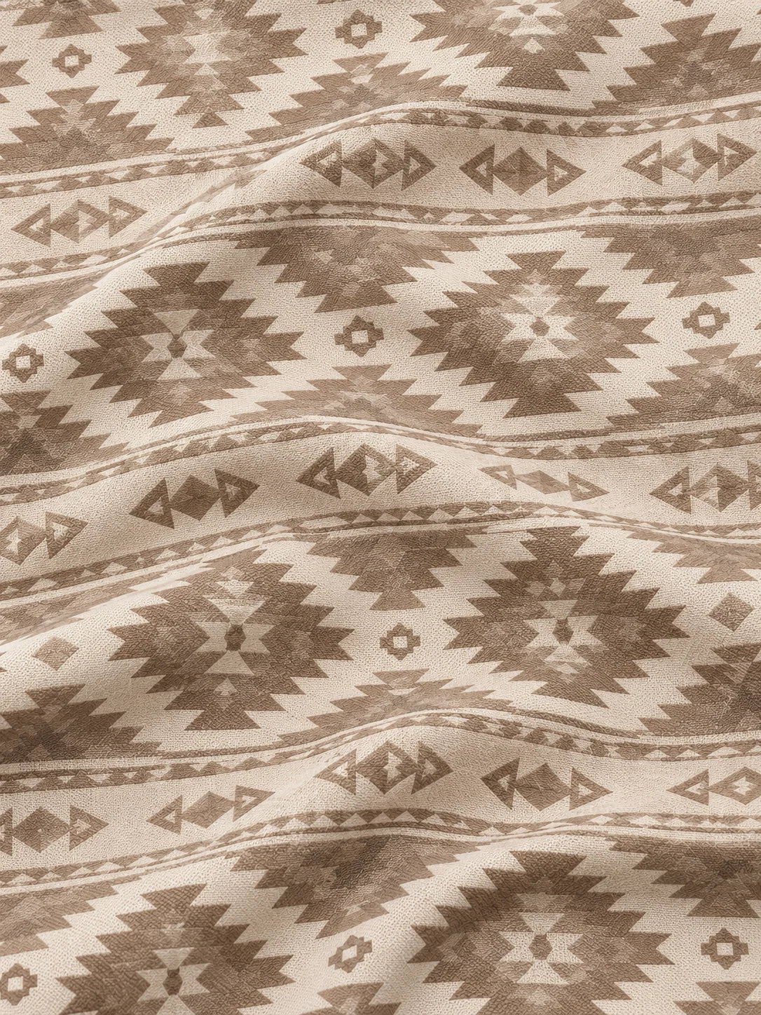 Golf-Pullover aus Funktionsmaterial in Sandbeige mit geometrischem Southwestern-Muster und Viertelreißverschluss