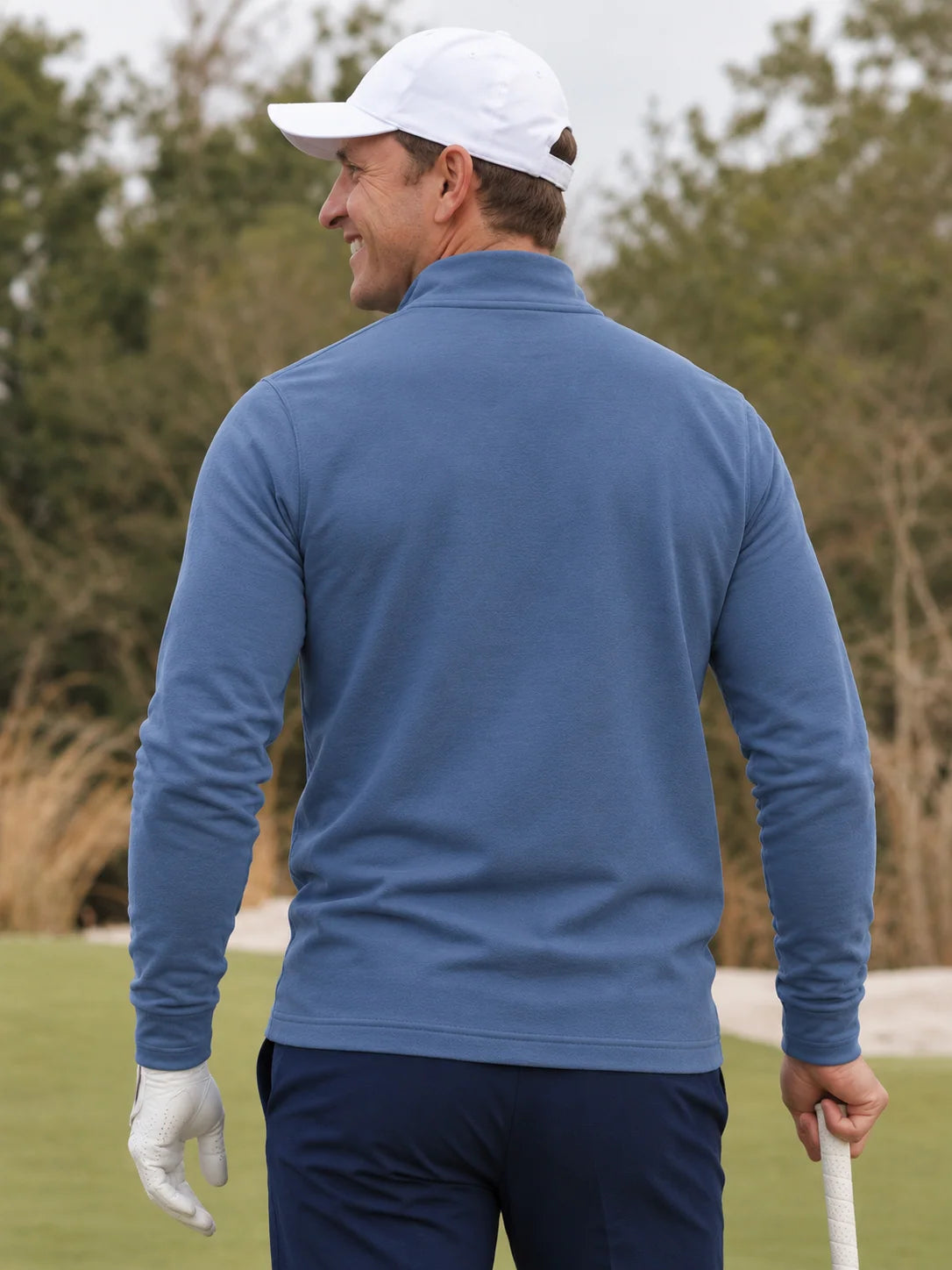 Staubblauer Golfpullover aus Funktionsmaterial mit strukturierter Oberfläche und kurzem Reißverschluss