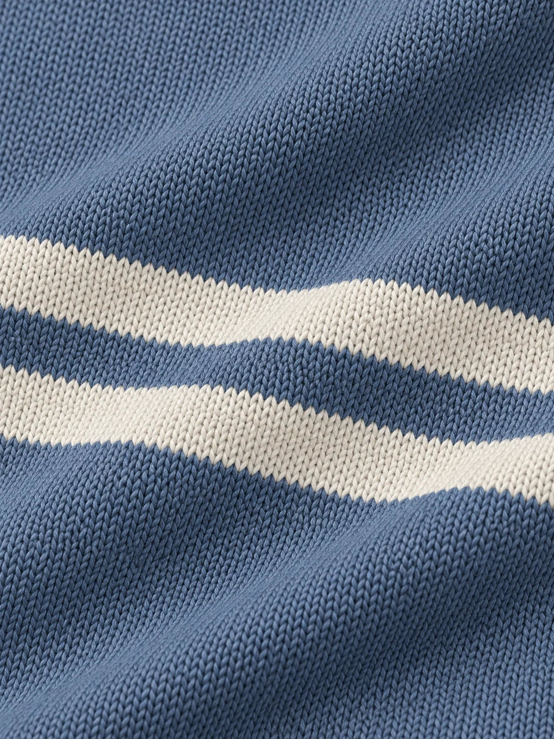 Performance-Golfpullover in verwaschenem Blau mit doppeltem Streifenmuster und Viertelreißverschluss