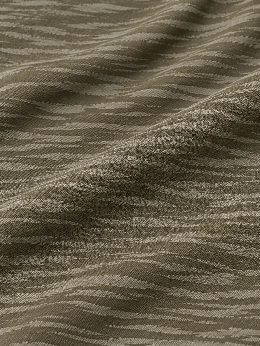Olivgrüner Performance-Quarter-Zip-Pullover mit dezenten Schattenstreifen