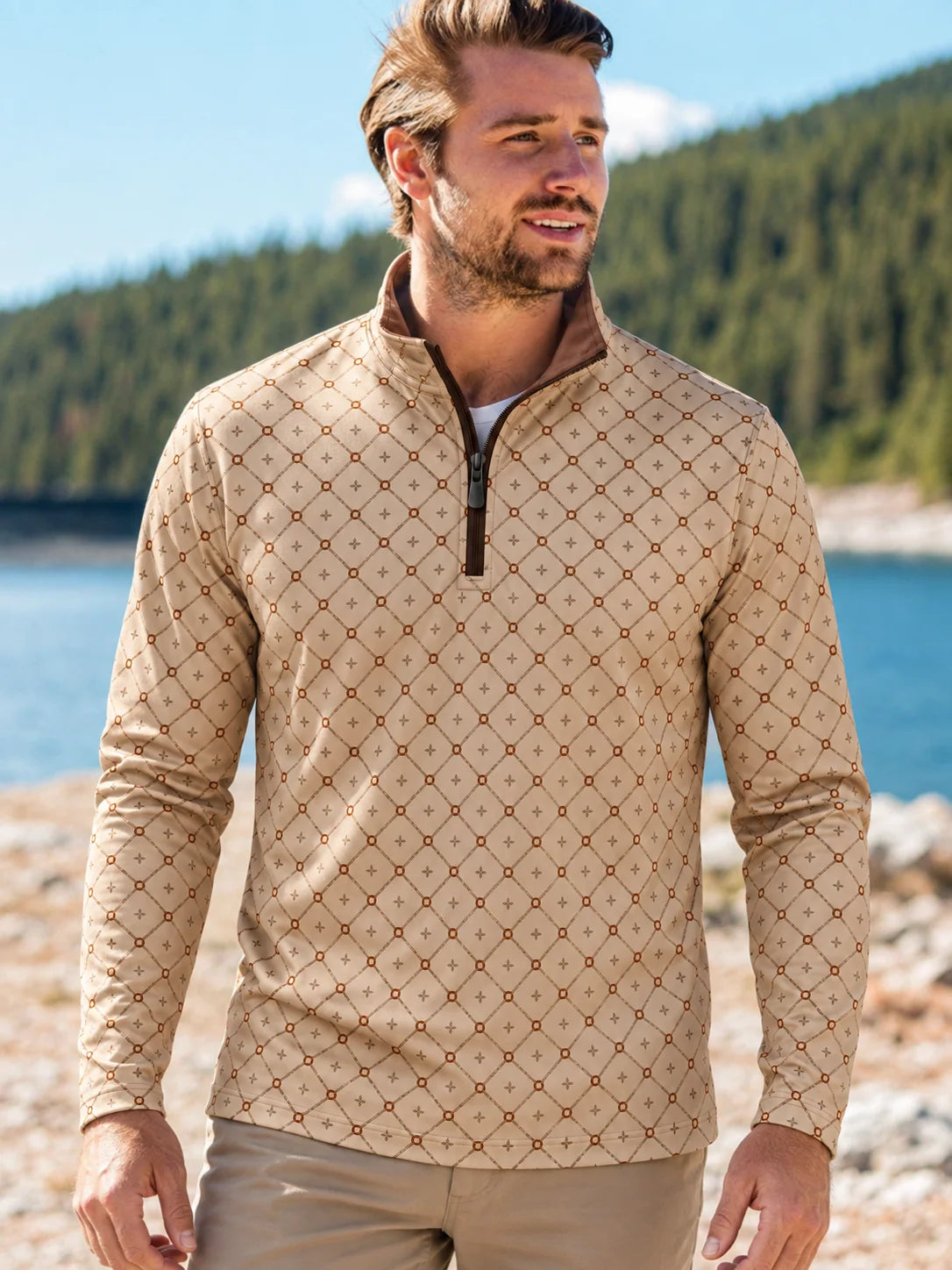 Beigefarbener Performance-Golfpullover mit geometrischem Muster und Viertelreißverschluss