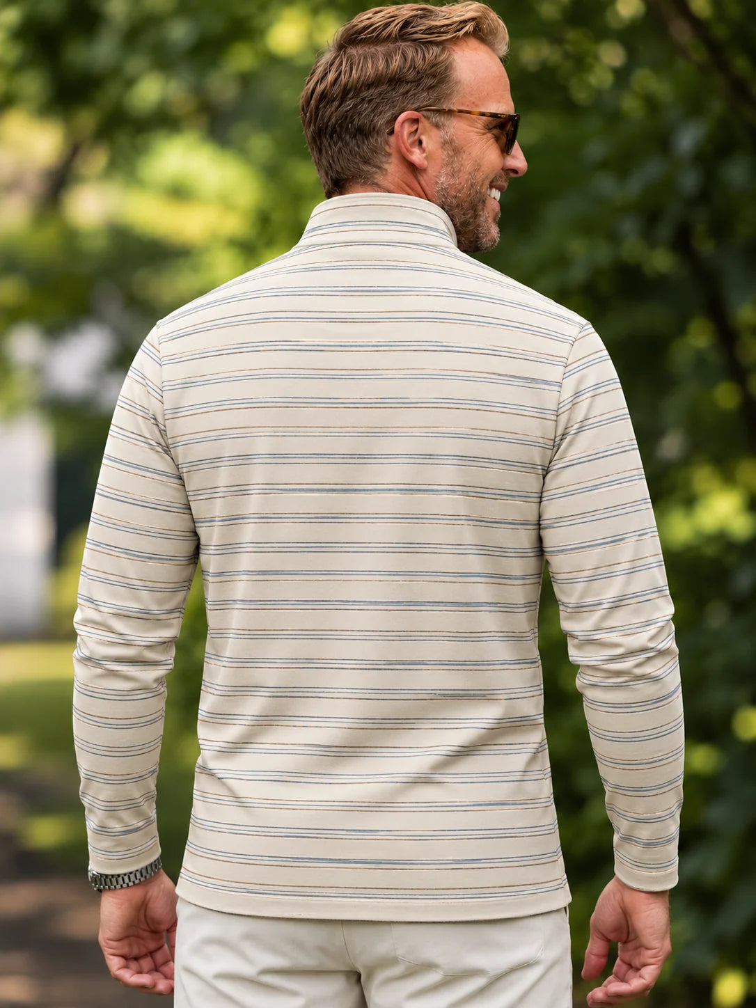 Cremefarbener Golf-Pullover mit feinem Streifenmuster und Viertelreißverschluss