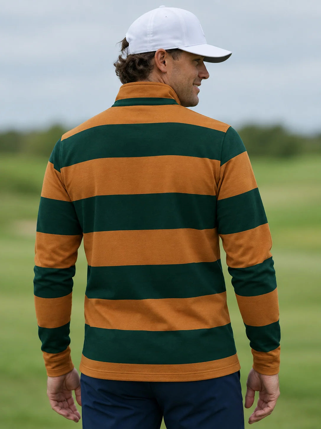 Golf-Pullover mit Rugby-Streifen in Kieferngrün und Senfgelb und Viertelreißverschluss aus Funktionsmaterial