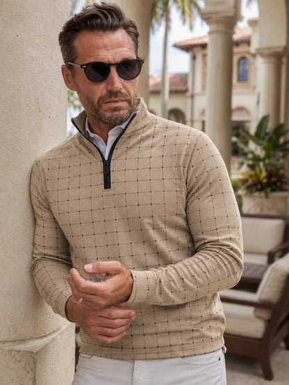 Golf-Pullover aus Funktionsmaterial in Sandbeige mit gepunktetem Fensterkaromuster und Viertelreißverschluss