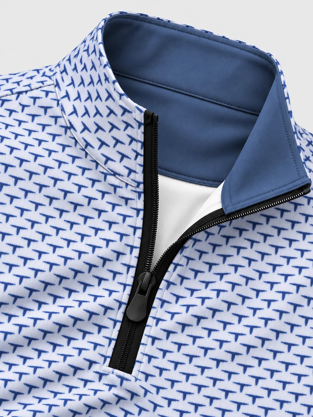 Performance-Pullover in Elfenbein mit dezentem geometrischem Muster und kurzem Reißverschluss