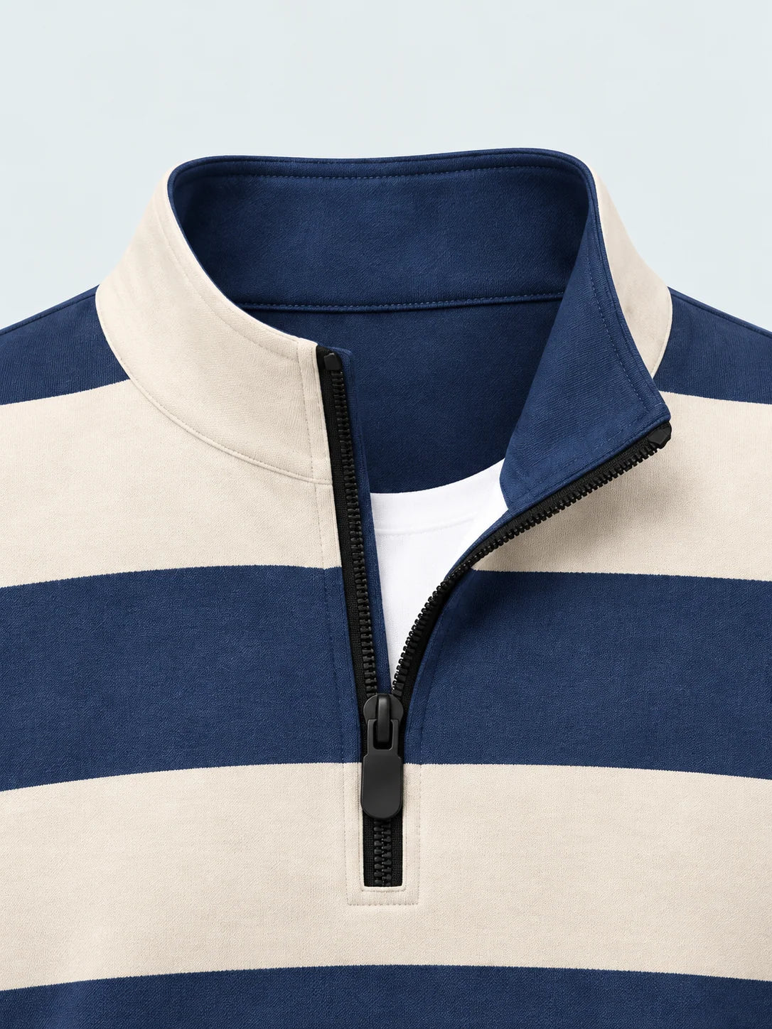 Marineblauer Golf-Pullover mit elfenbeinfarbenen Rugby-Streifen und Viertelreißverschluss aus Funktionsmaterial