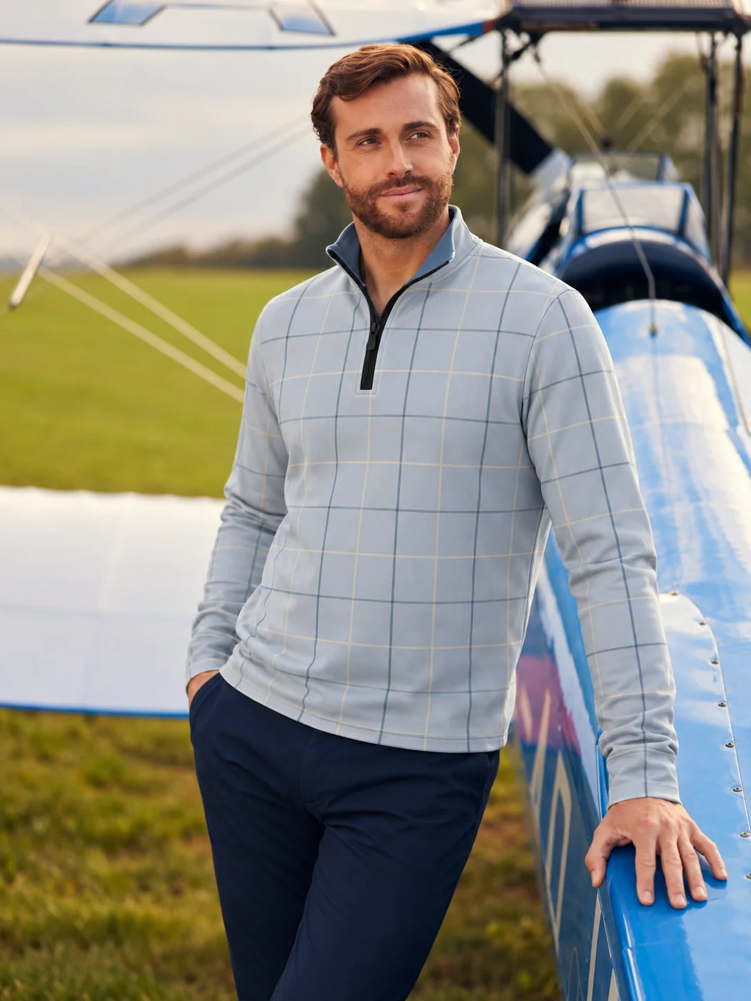 Golfpullover in Puderblau mit Fensterkaromuster und Viertelreißverschluss