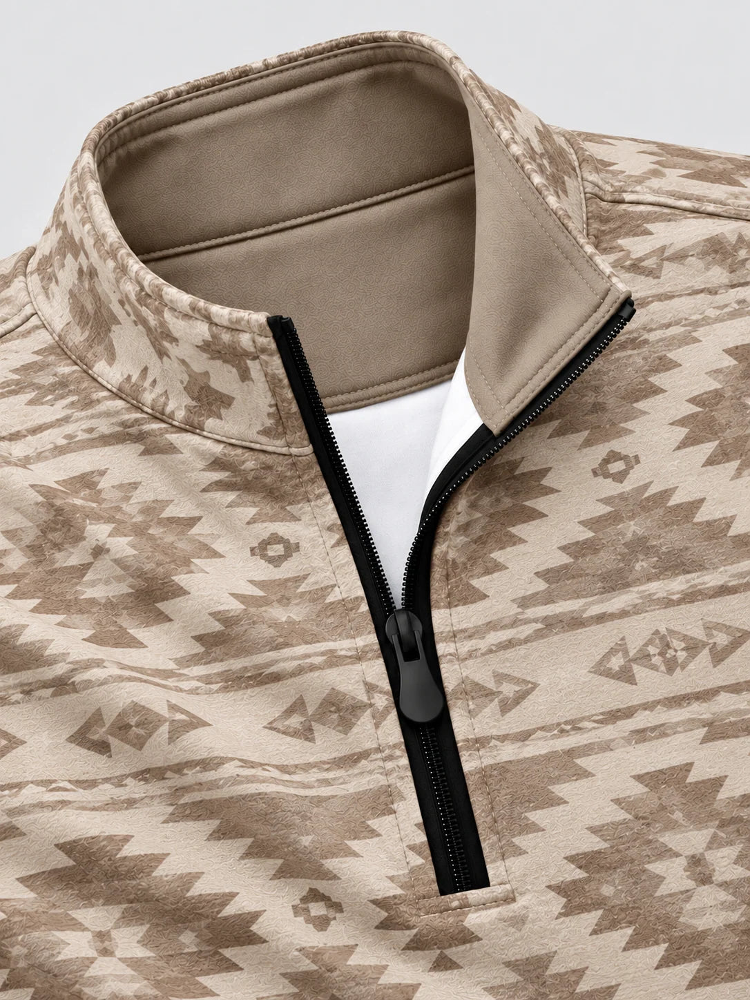 Golf-Pullover aus Funktionsmaterial in Sandbeige mit geometrischem Southwestern-Muster und Viertelreißverschluss