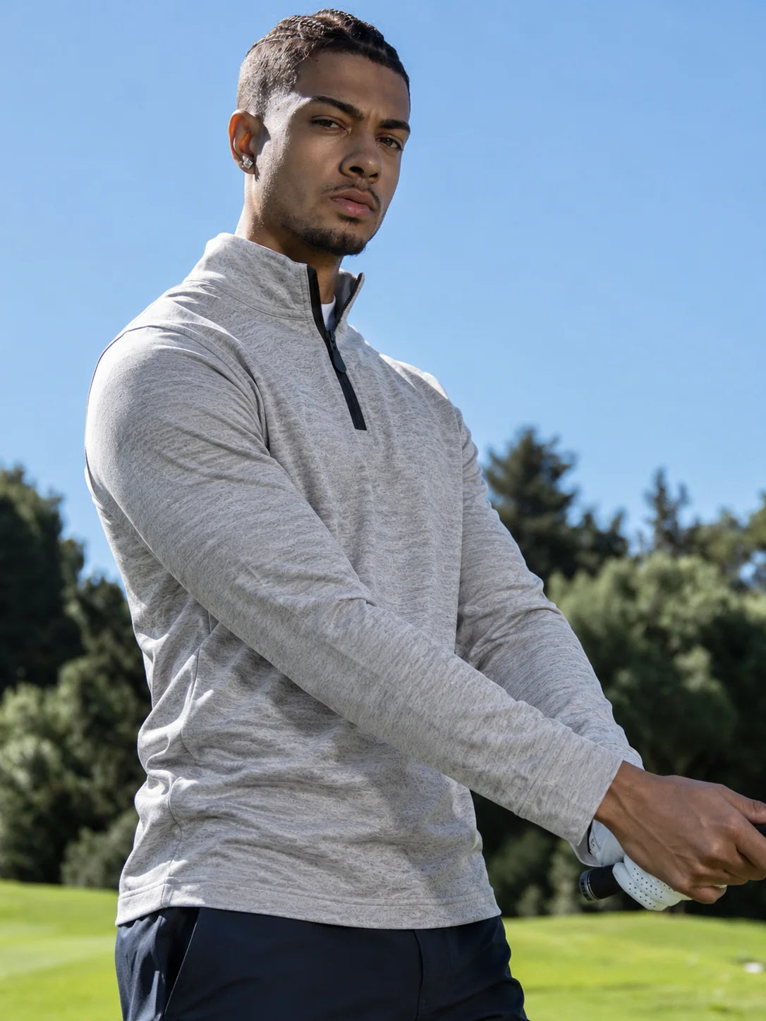 Hellgrauer Golfpullover aus Funktionsmaterial mit strukturierter Oberfläche und kurzem Reißverschluss