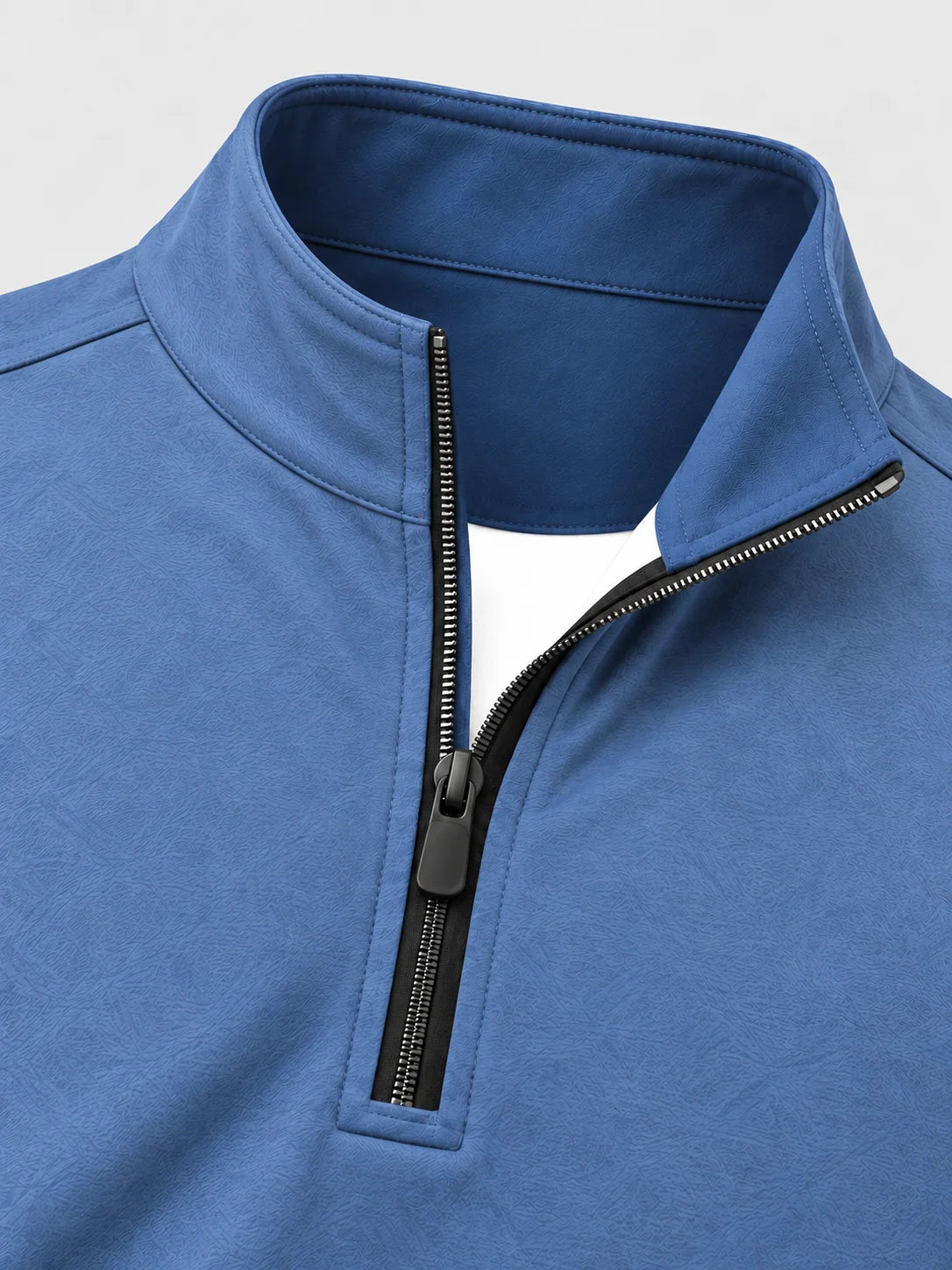 Staubblauer Golfpullover aus Funktionsmaterial mit strukturierter Oberfläche und kurzem Reißverschluss