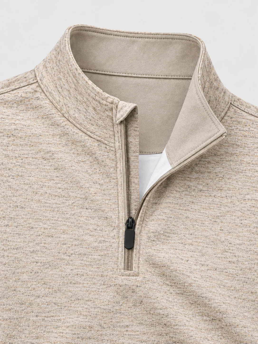 Melierter Golf-Pullover in Haferbeige mit kurzem Reißverschluss
