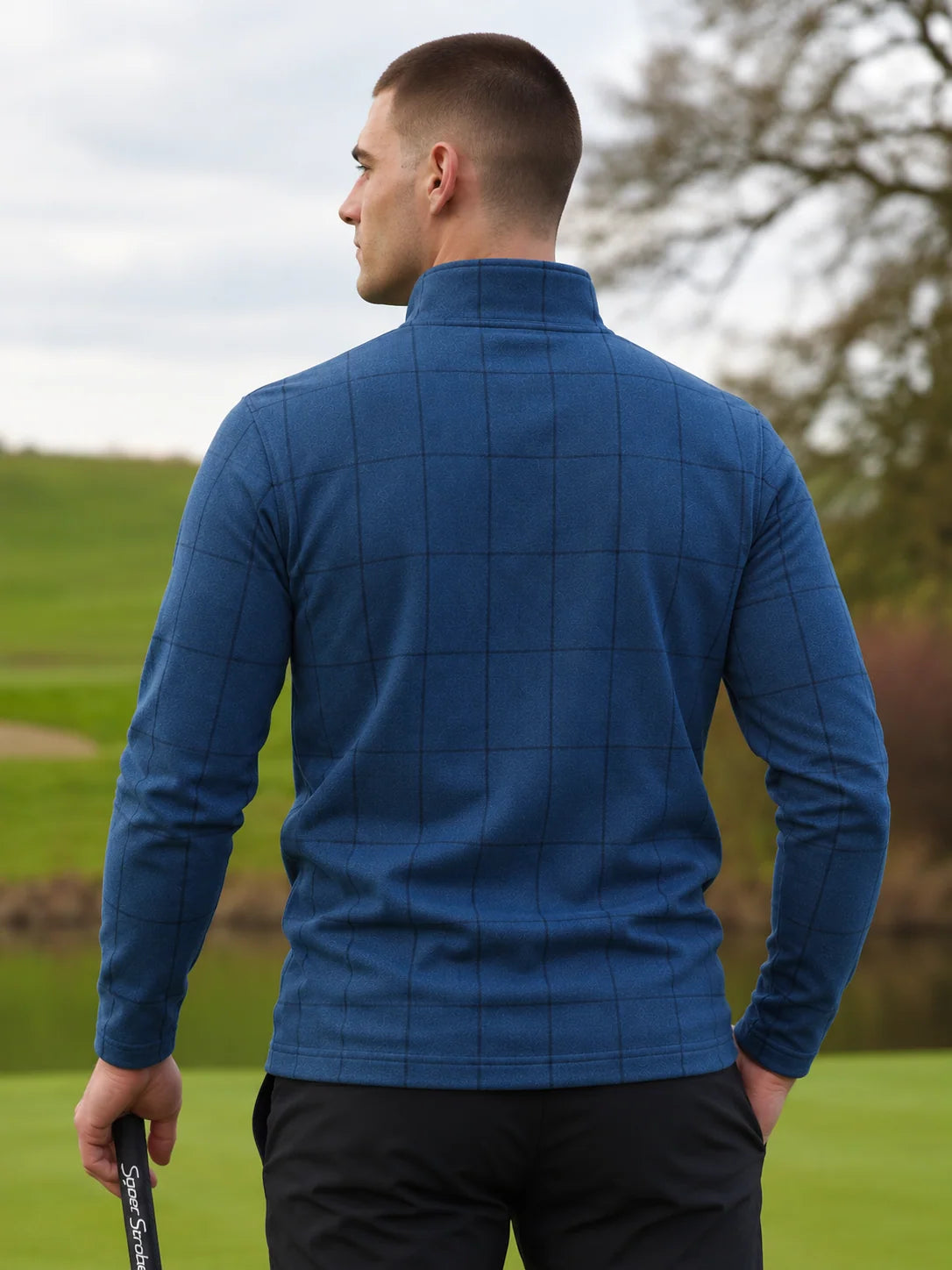 Golfpullover mit Fensterkaro-Muster in Stahlblau, Funktionsmaterial und Viertelreißverschluss