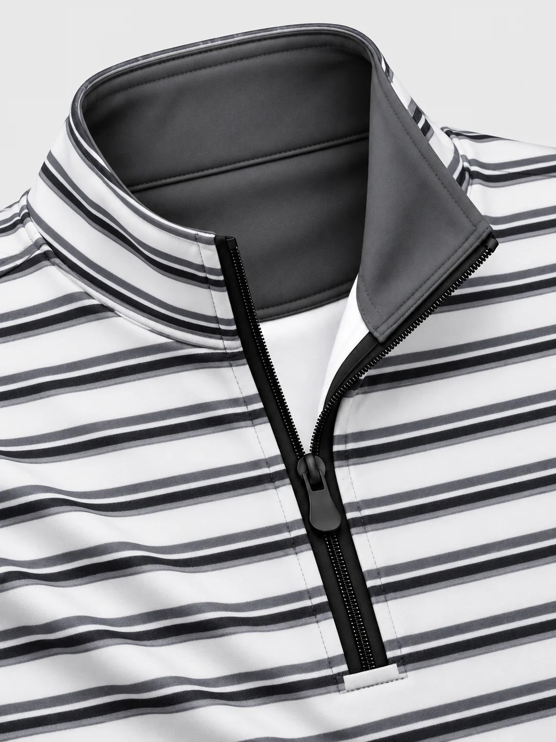 Golfpullover in Weiß und Anthrazit mit Streifenmuster und Viertelreißverschluss