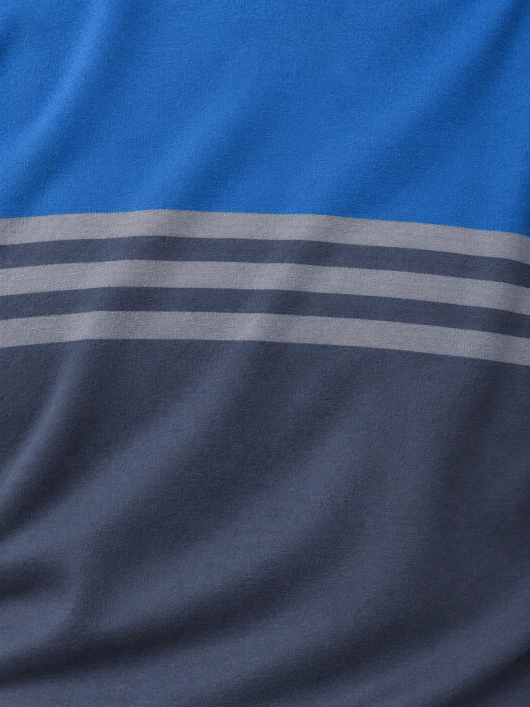 Golf-Pullover in Schieferblau mit Bruststreifen und kurzem Reißverschluss