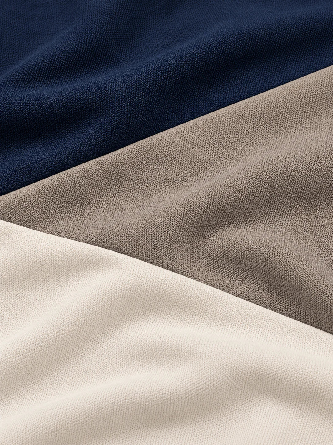 Golfpullover mit Viertelreißverschluss und Colorblock-Design in Marineblau und Taupe, aus Funktionsmaterial