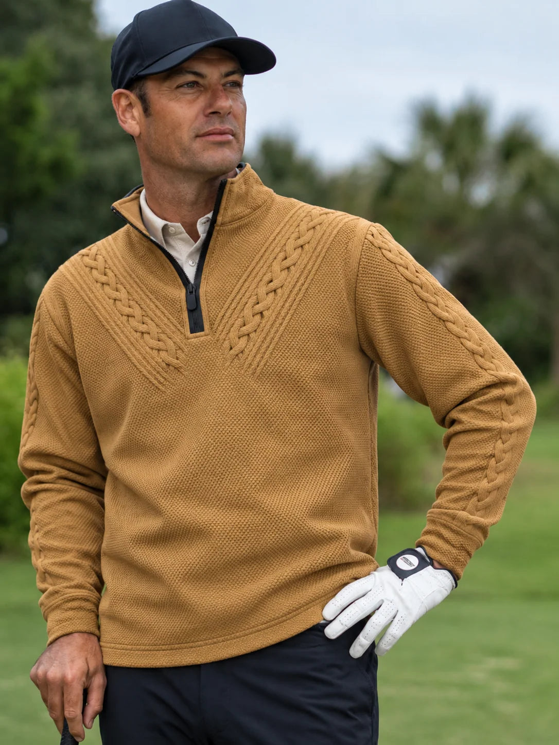Golf-Pullover mit Viertelreißverschluss und Zopfmuster in Goldbraun- und Kameltönen