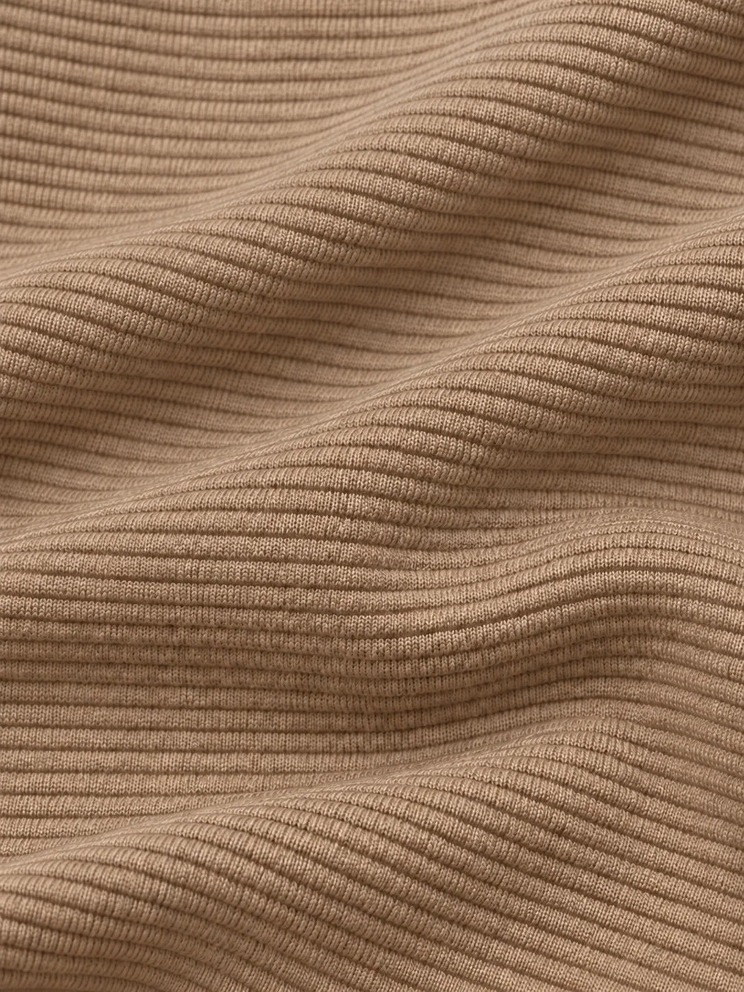Golfpullover mit horizontaler Rippstruktur in Sandbeige, Funktionsmaterial und Viertelreißverschluss