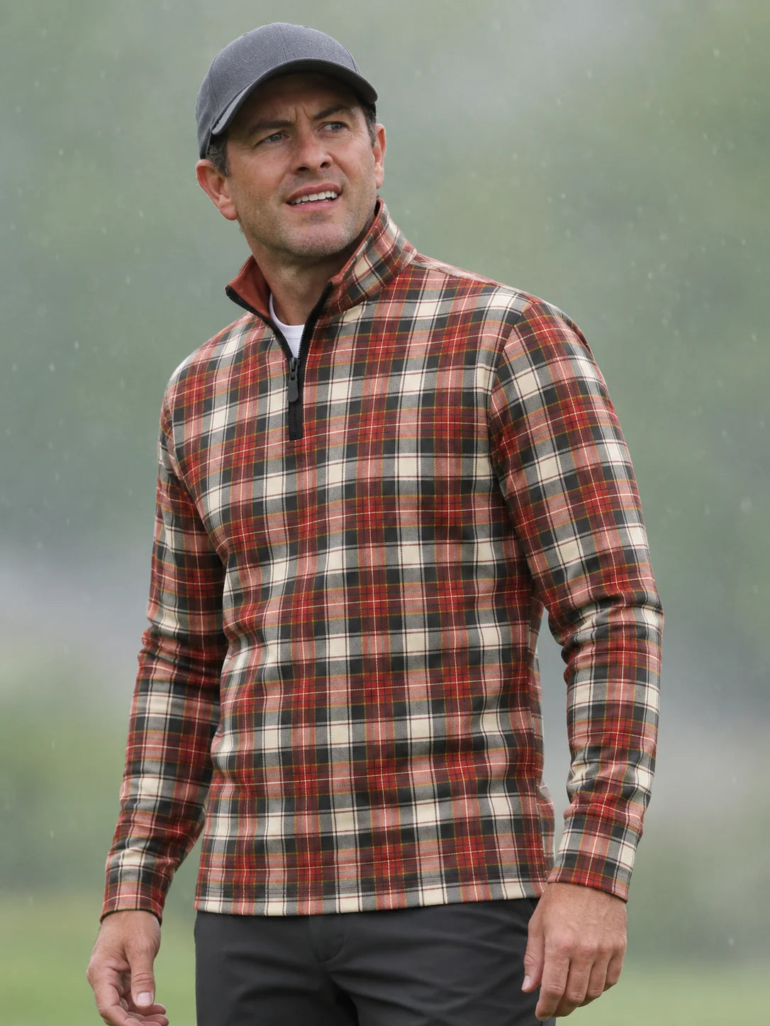Golf-Pullover mit Karomuster in Karmesinrot, Creme und Schwarz und Viertelreißverschluss aus Funktionsmaterial