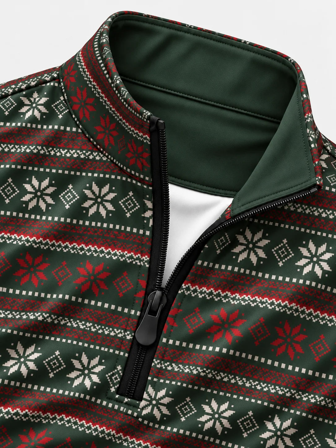Golfpullover in Waldgrün mit weihnachtlichem Fair-Isle-Muster und Viertelreißverschluss