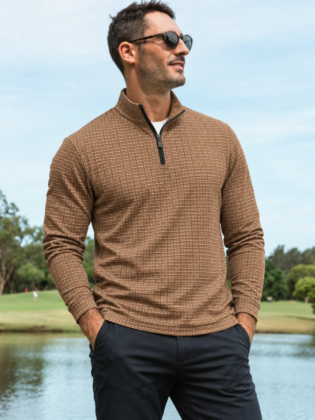 Brauner Performance-Golfpullover mit strukturiertem Muster und Viertelreißverschluss
