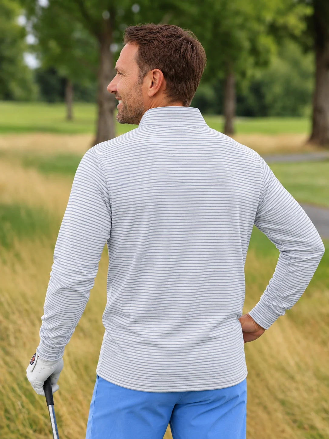 Weiß-grau gestreifter Golf-Pullover mit Viertelreißverschluss aus Funktionsmaterial