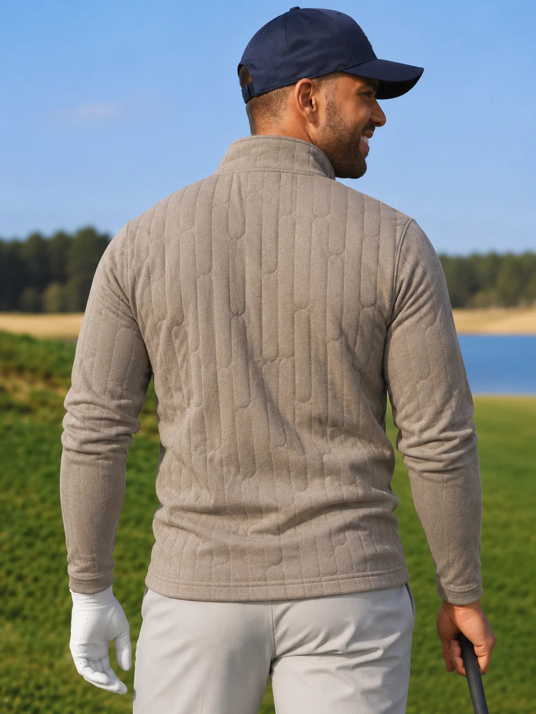 Golf-Pullover aus Funktionsmaterial in Haferbeige mit vertikalem Zopfmuster und Viertelreißverschluss