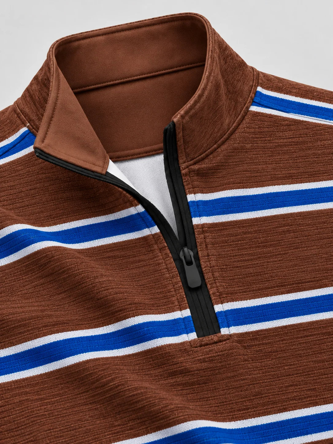 Schokoladenbrauner Golf-Pullover mit kobaltblauen und weißen Streifen und Viertelreißverschluss aus Funktionsmaterial