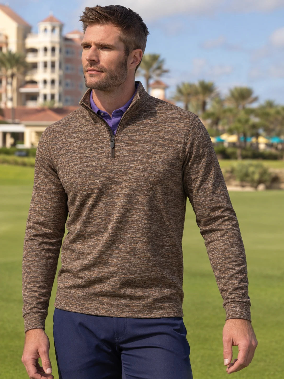 Walnussbrauner Golf-Pullover aus Slub-Funktionsstrick mit Viertelreißverschluss