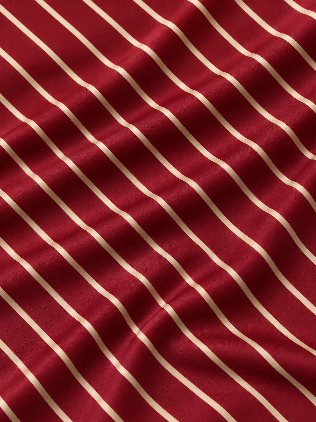 Golfpullover in Burgunderrot mit weihnachtlichem Streifenmuster und Viertelreißverschluss