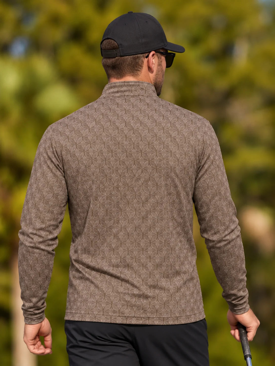 Performance-Golfpullover in Taupebraun mit geometrischem Muster und Viertelreißverschluss