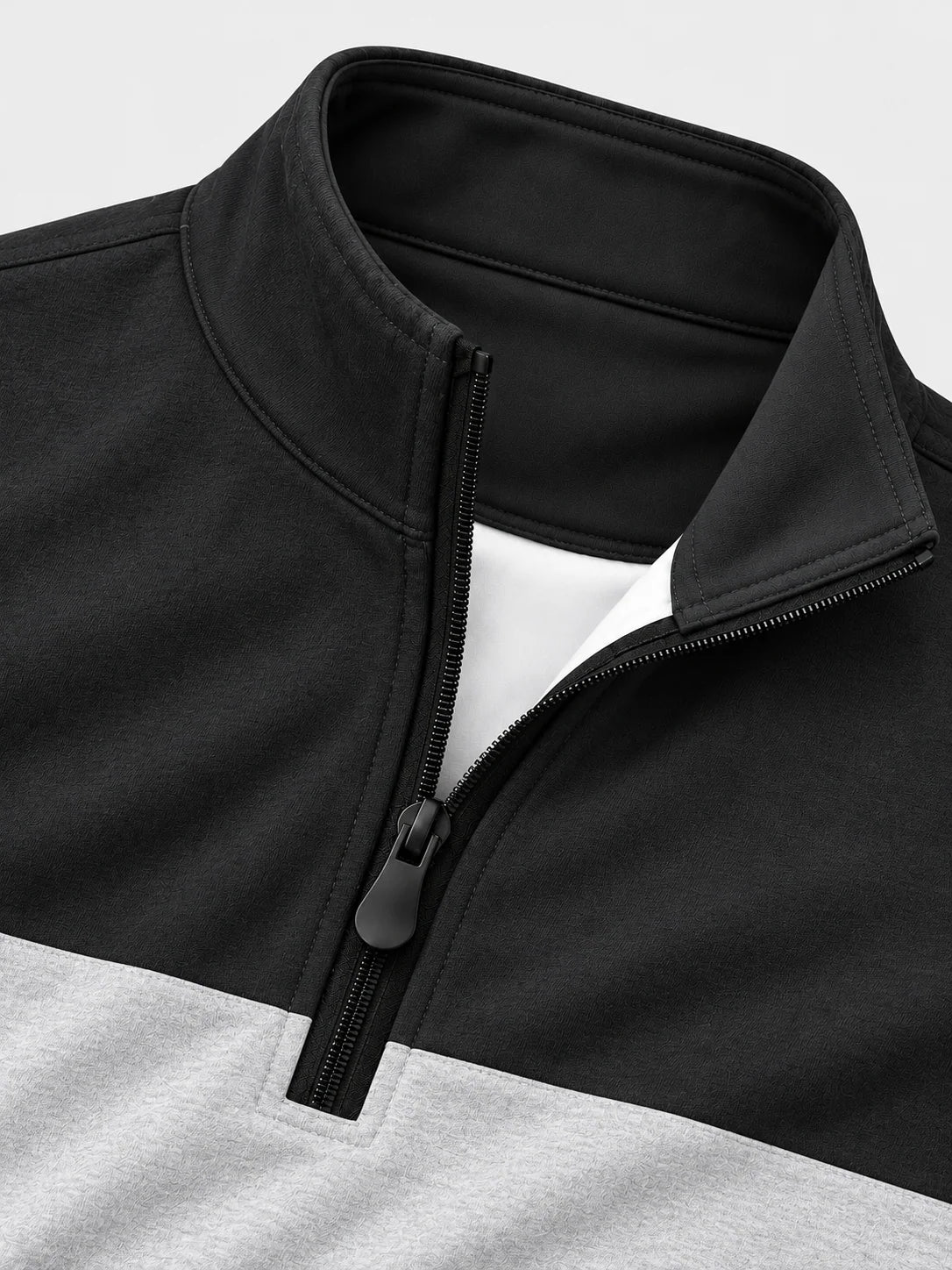 Schwarzer und grauer Golf-Pullover mit Colorblock-Design und kurzem Reißverschluss