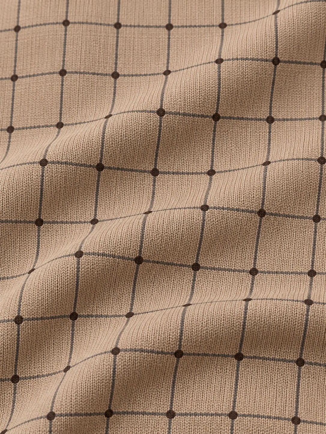Golf-Pullover aus Funktionsmaterial in Sandbeige mit gepunktetem Fensterkaromuster und Viertelreißverschluss