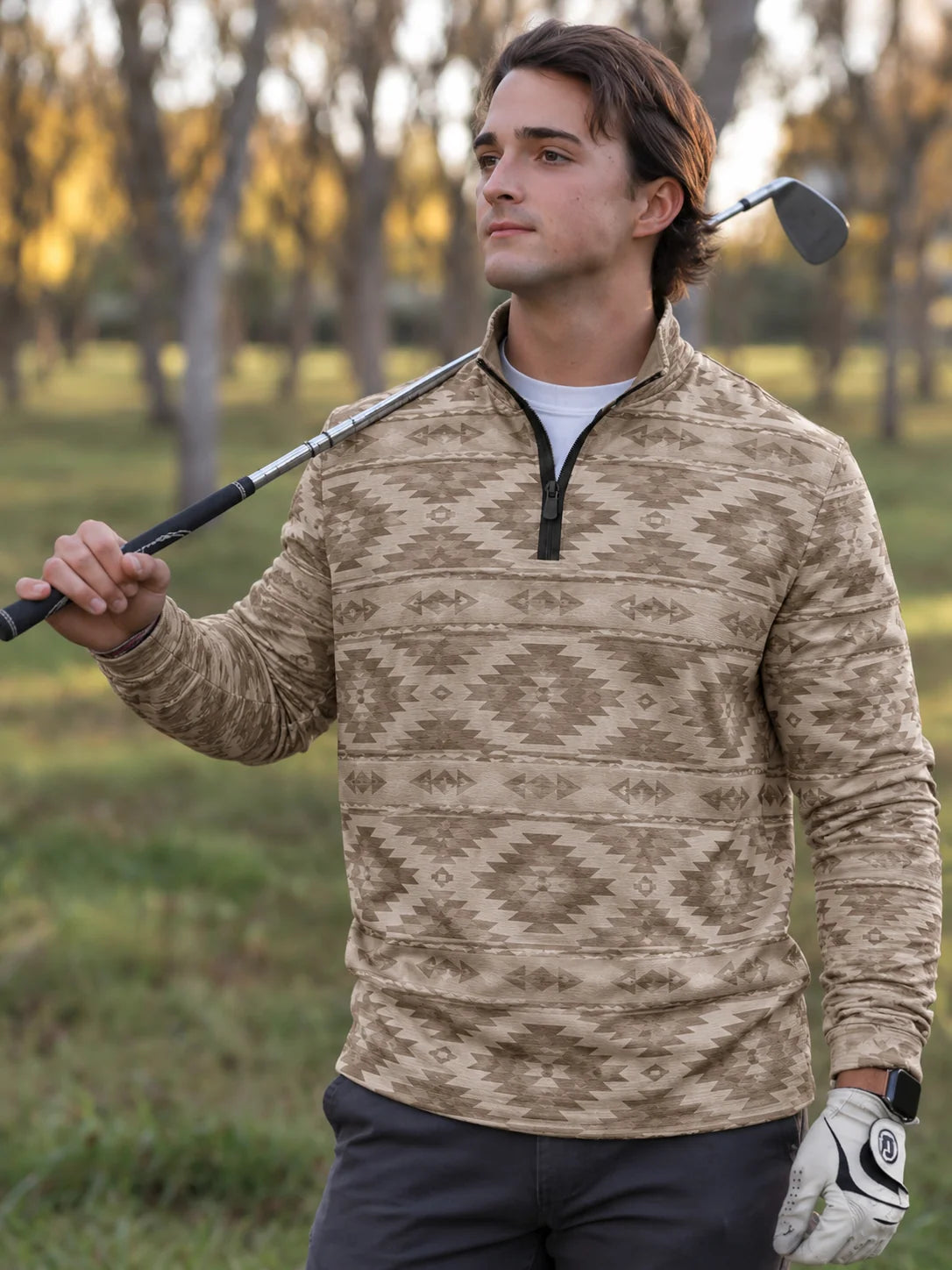 Golf-Pullover aus Funktionsmaterial in Sandbeige mit geometrischem Southwestern-Muster und Viertelreißverschluss