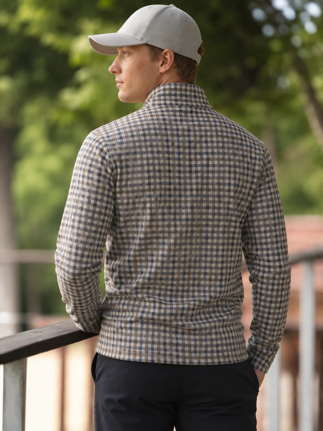 Golf-Pullover aus Funktionsmaterial in Marineblau und Taupe mit feinem Mikrokaromuster und Viertelreißverschluss