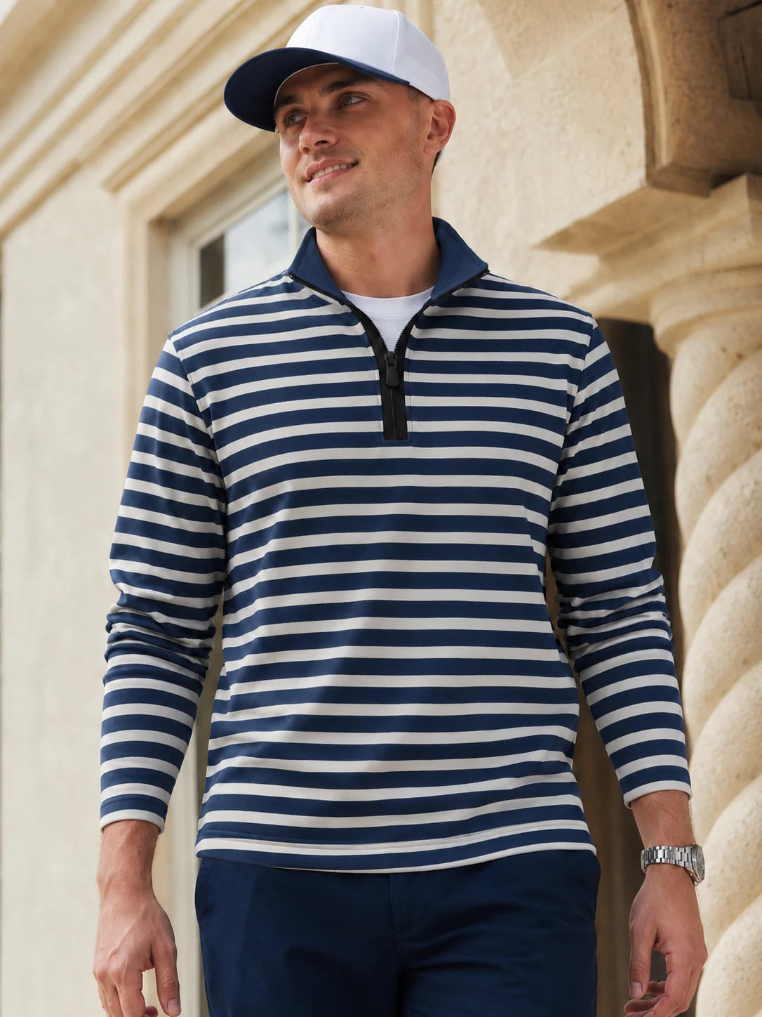 Golf-Pullover aus Funktionsmaterial in Marineblau mit nautischem Streifenmuster und Viertelreißverschluss