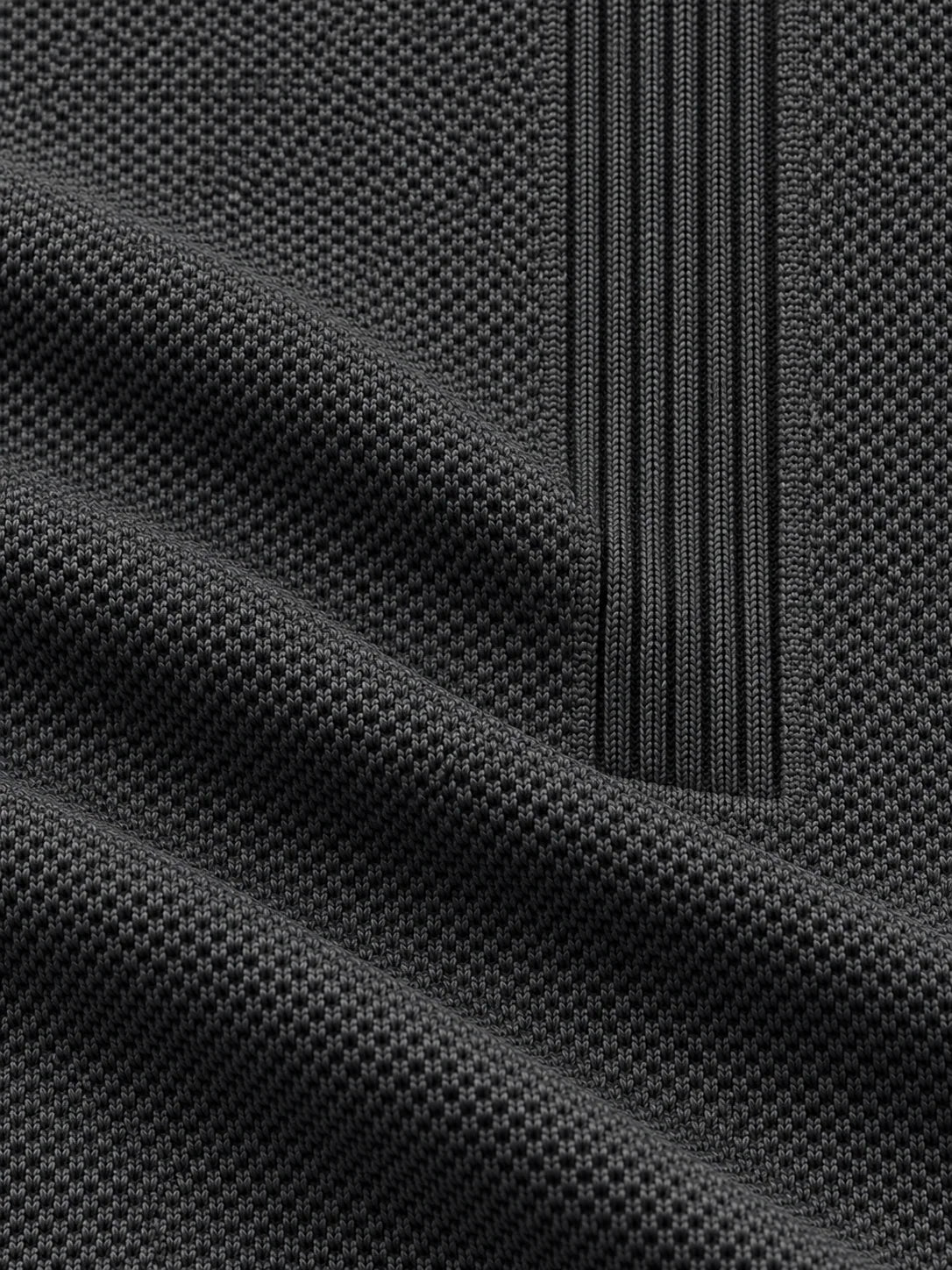 Golf-Pullover aus Funktionsmaterial in Anthrazitgrau mit feiner Mikrorippstruktur und Viertelreißverschluss
