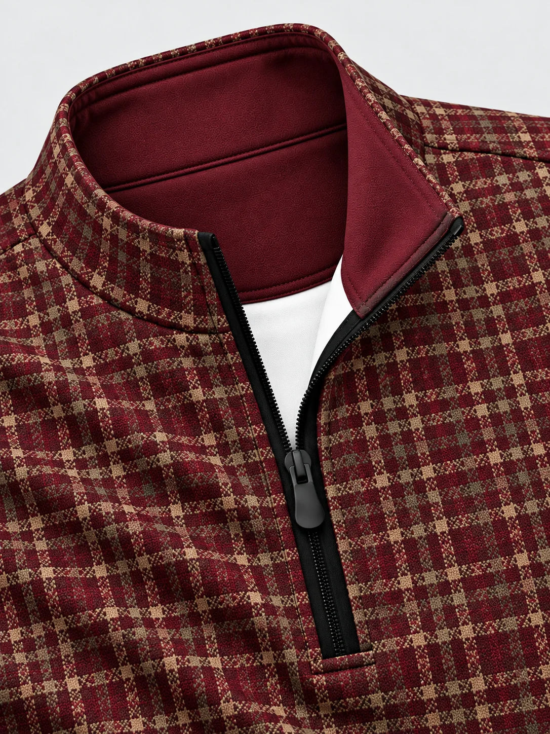 Burgunderroter Golf-Pullover mit Viertelreißverschluss und goldfarbenem Karomuster