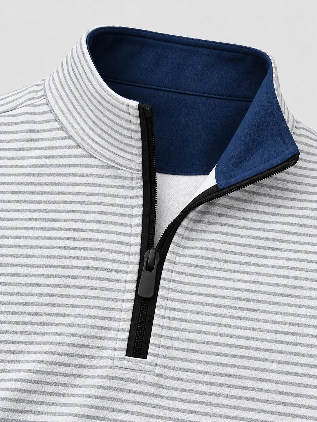 Weiß-grau gestreifter Golf-Pullover mit Viertelreißverschluss aus Funktionsmaterial