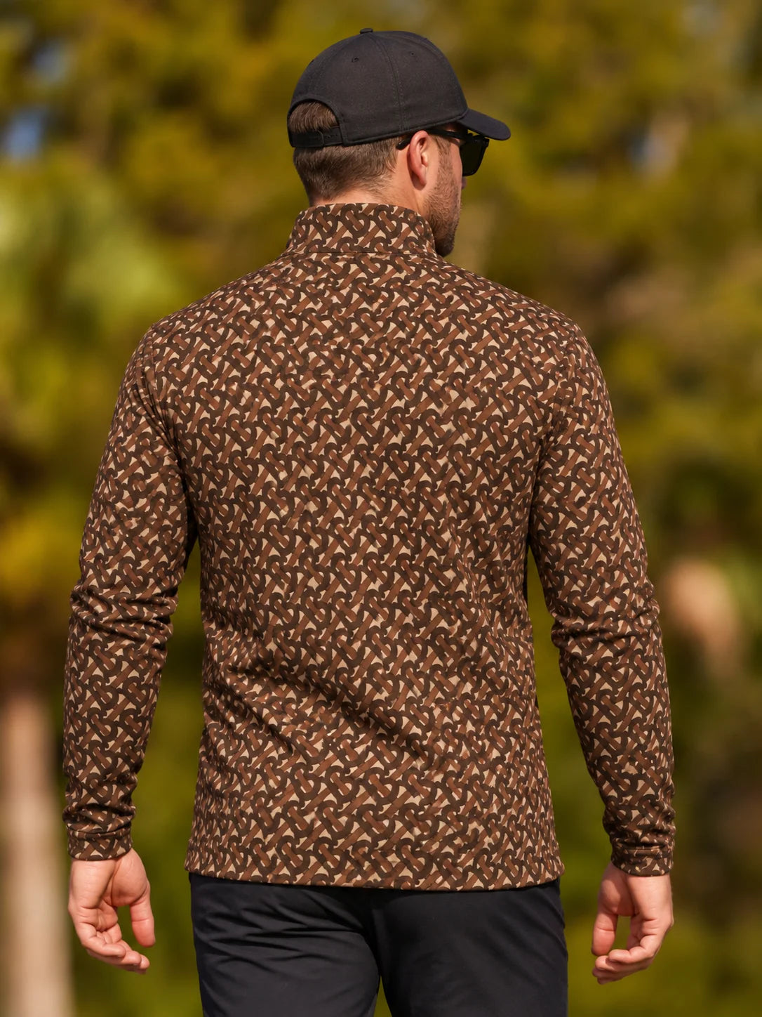 Performance-Pullover mit Viertelreißverschluss und Monogramm-Muster in Braun