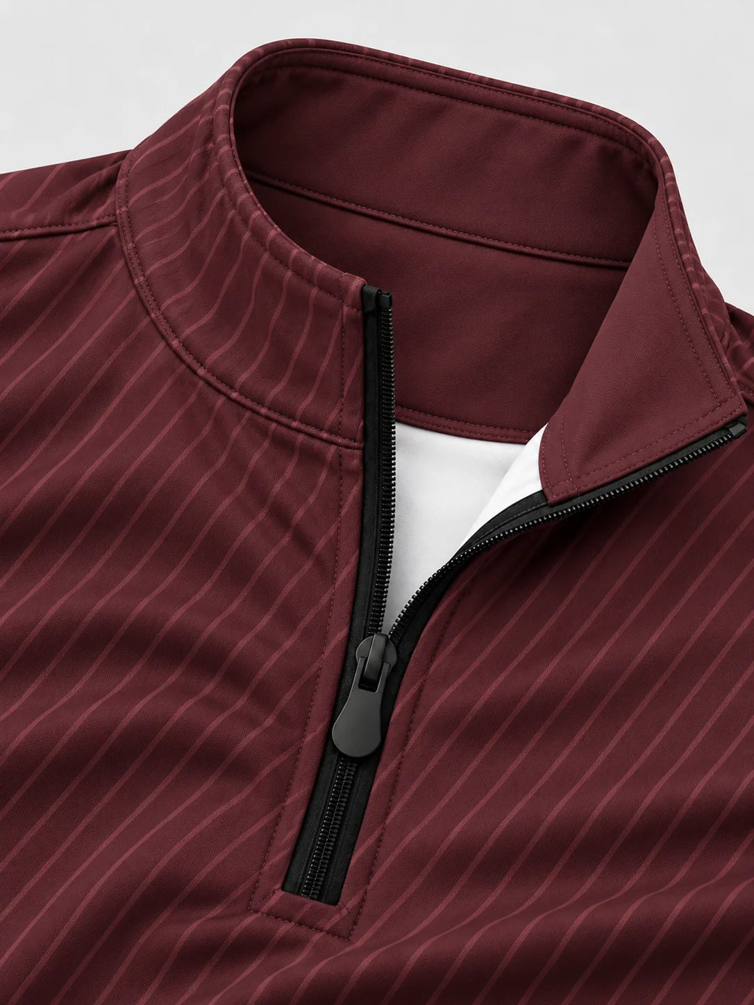 Burgunderroter Golfpullover mit diagonalem Streifenmuster, Funktionsmaterial und Viertelreißverschluss