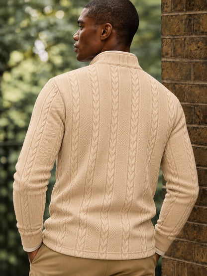 Golf-Pullover mit Viertelreißverschluss und Zopfmuster in Cremeweiß