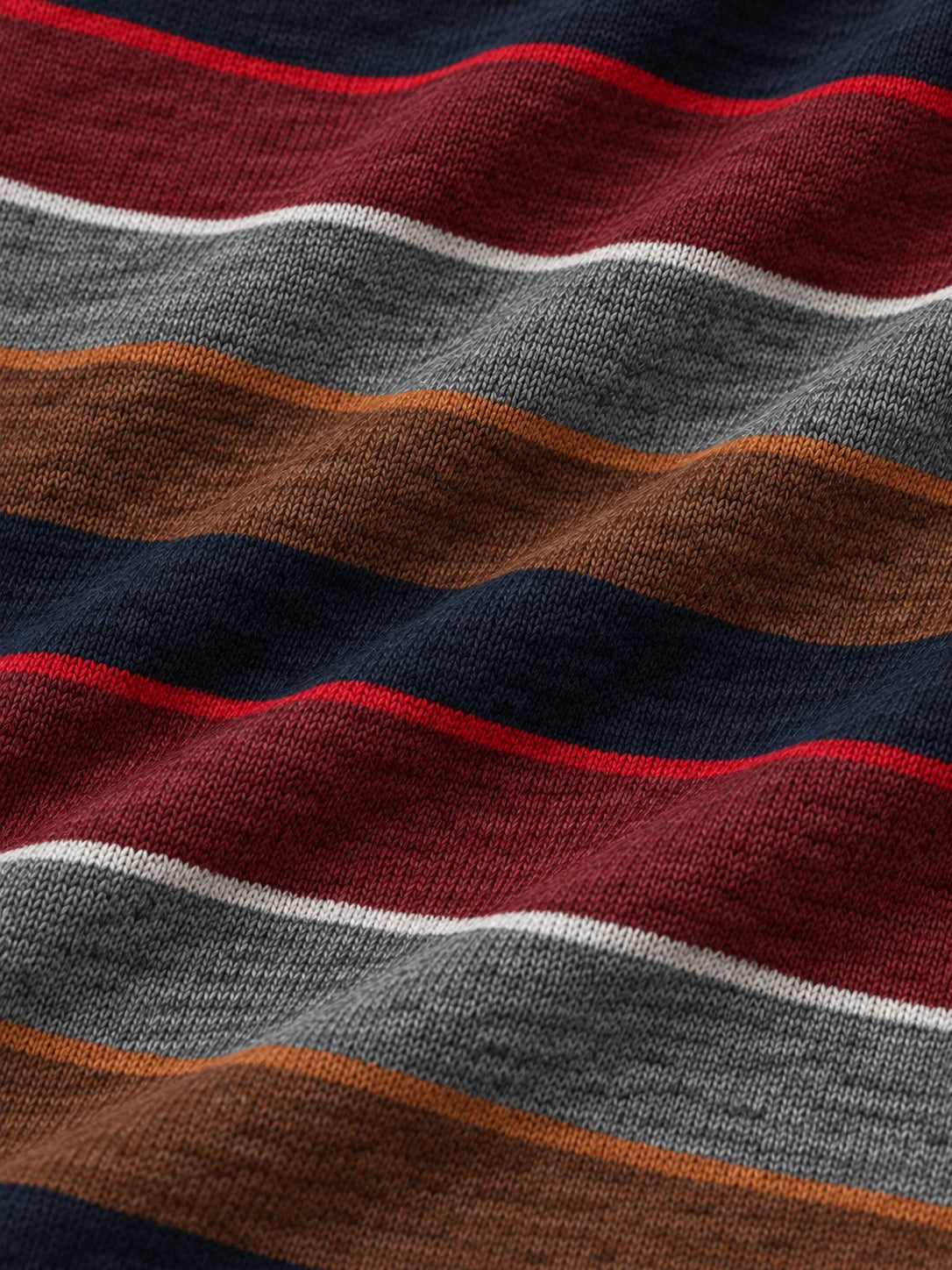 Bordeauxroter Golf-Pullover mit anthrazitfarbenen und kupferfarbenen Color-Blocking-Elementen und Viertelreißverschluss aus Funktionsmaterial