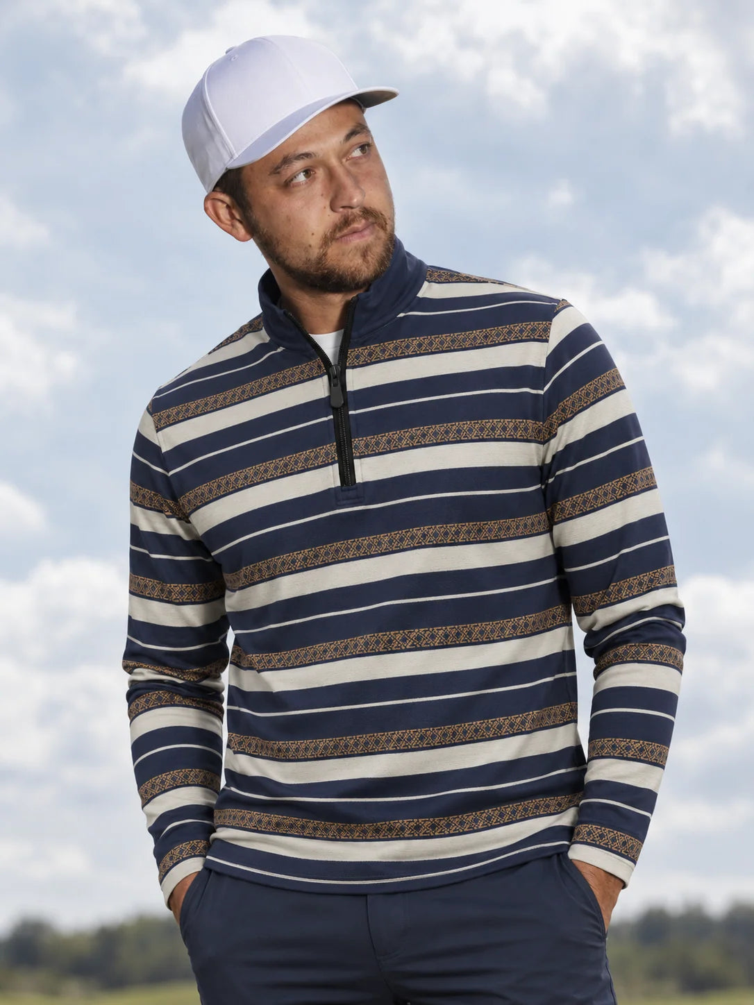 Marineblauer Golf-Pullover mit elfenbeinfarbenem und goldenem Streifenmuster und Viertelreißverschluss aus Funktionsmaterial