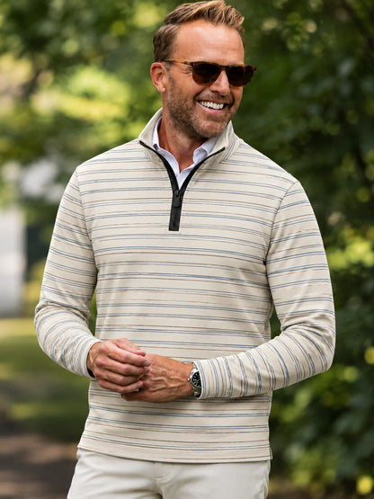 Cremefarbener Golf-Pullover mit feinem Streifenmuster und Viertelreißverschluss