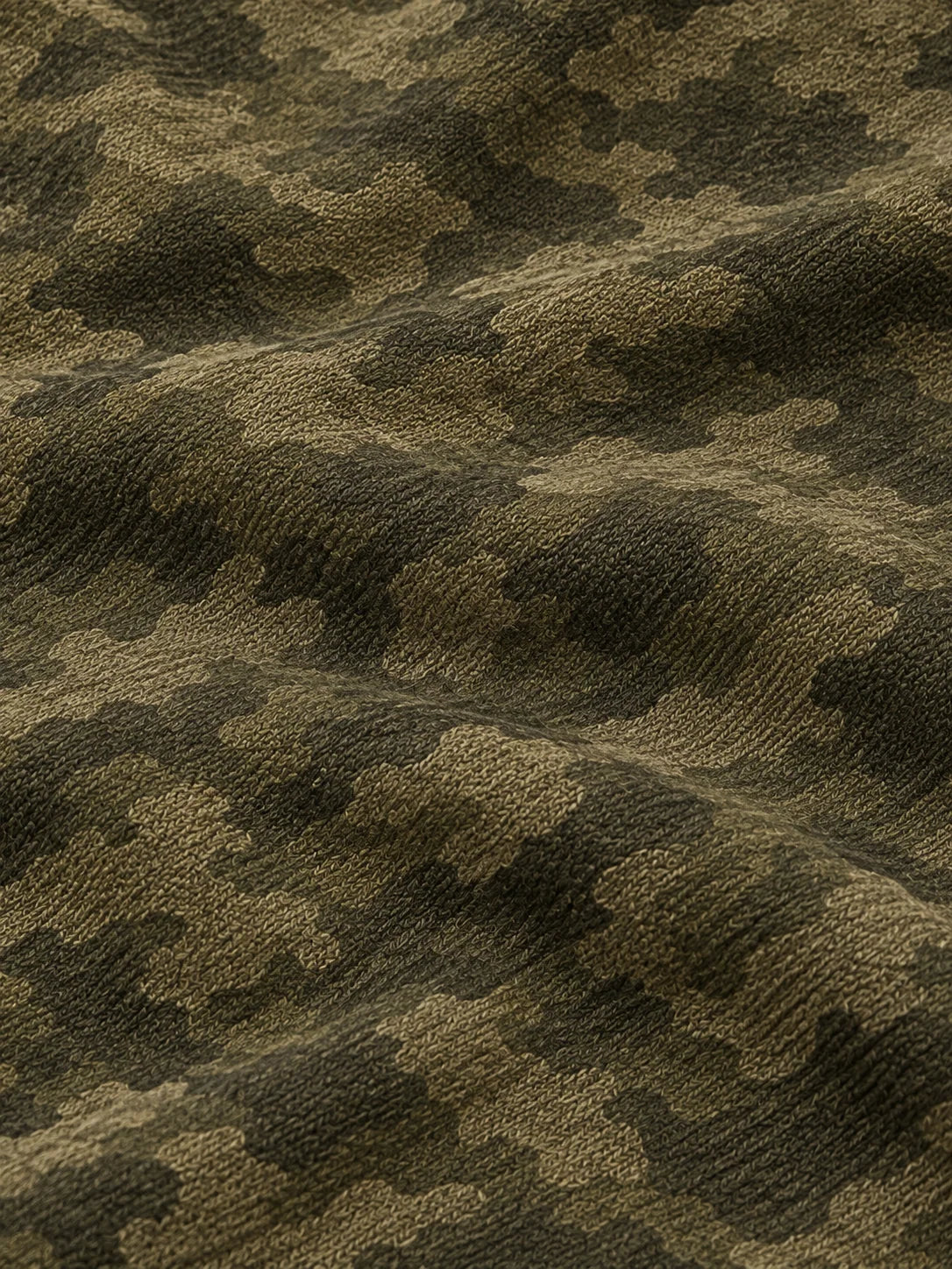 Olivgrüner Golfpullover mit Camouflage-Muster, Funktionsmaterial und Viertelreißverschluss